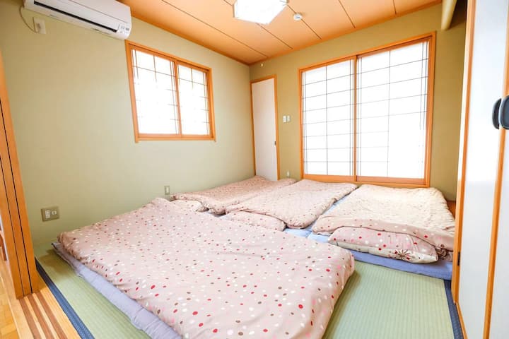 Habitación de estilo japonés de 2F, se puede utilizar como dormitorio para cuatro personas.