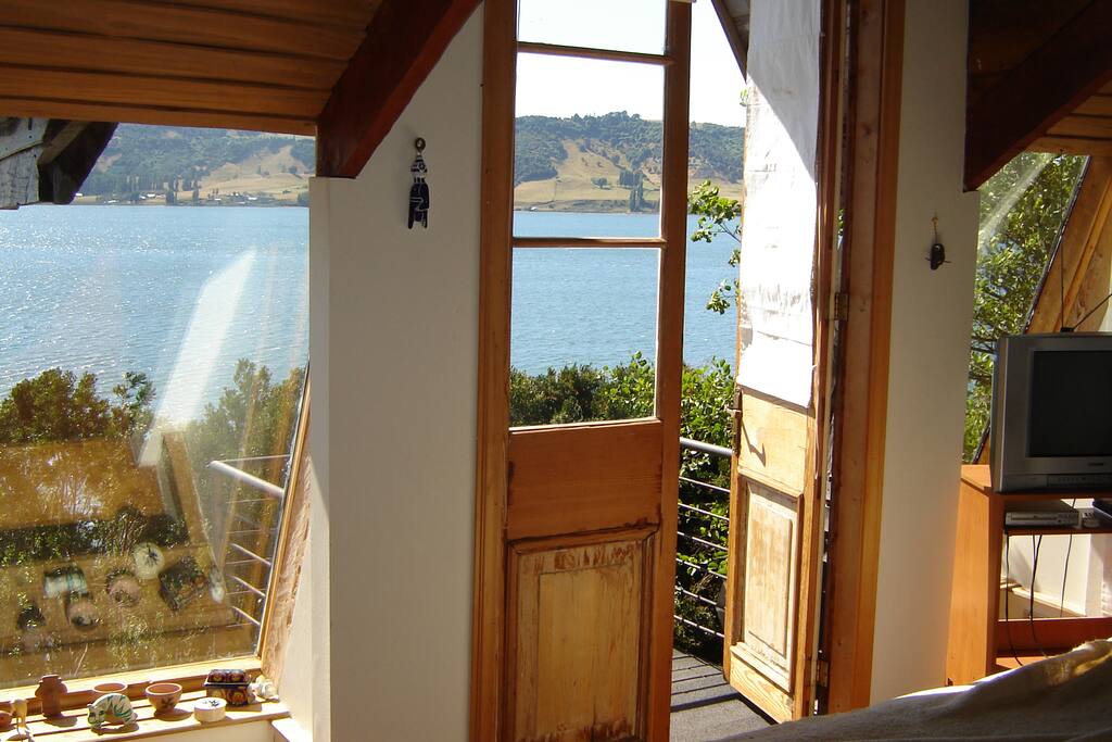 Vista al fiordo desde el dormitorio principal