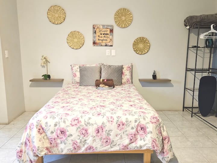 Მთავარი საძინებელი აივნით, პირველი სართული.