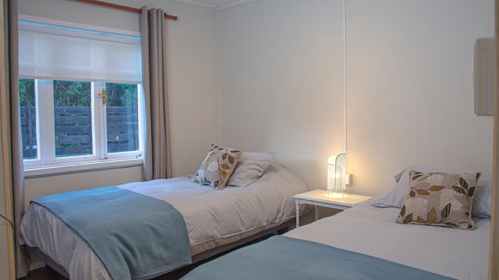 ห้อง 2 มี 2
เตียงมี 1 และ 1/2 ตารางเครื่องทำความร้อนอินฟราเรดขนาด 1 และ 1/2 ตาราง
