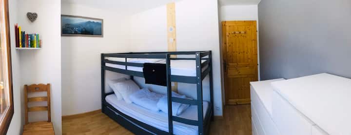 Ორადგილიანი საწოლი უჯრის საწოლით და უამრავი სათავსოთი.

Ვინაიდან საწოლი კედელზე არ არის მიმაგრებული, უმჯობესია, ზედა საწოლზე არ დაიძინოთ ზრდასრული.

Გამოსაცვლელი მაგიდა განთავსებულია ერთ-ერთ კომოდზე, რომელზეც ხელმისაწვდომია ლეიბი.