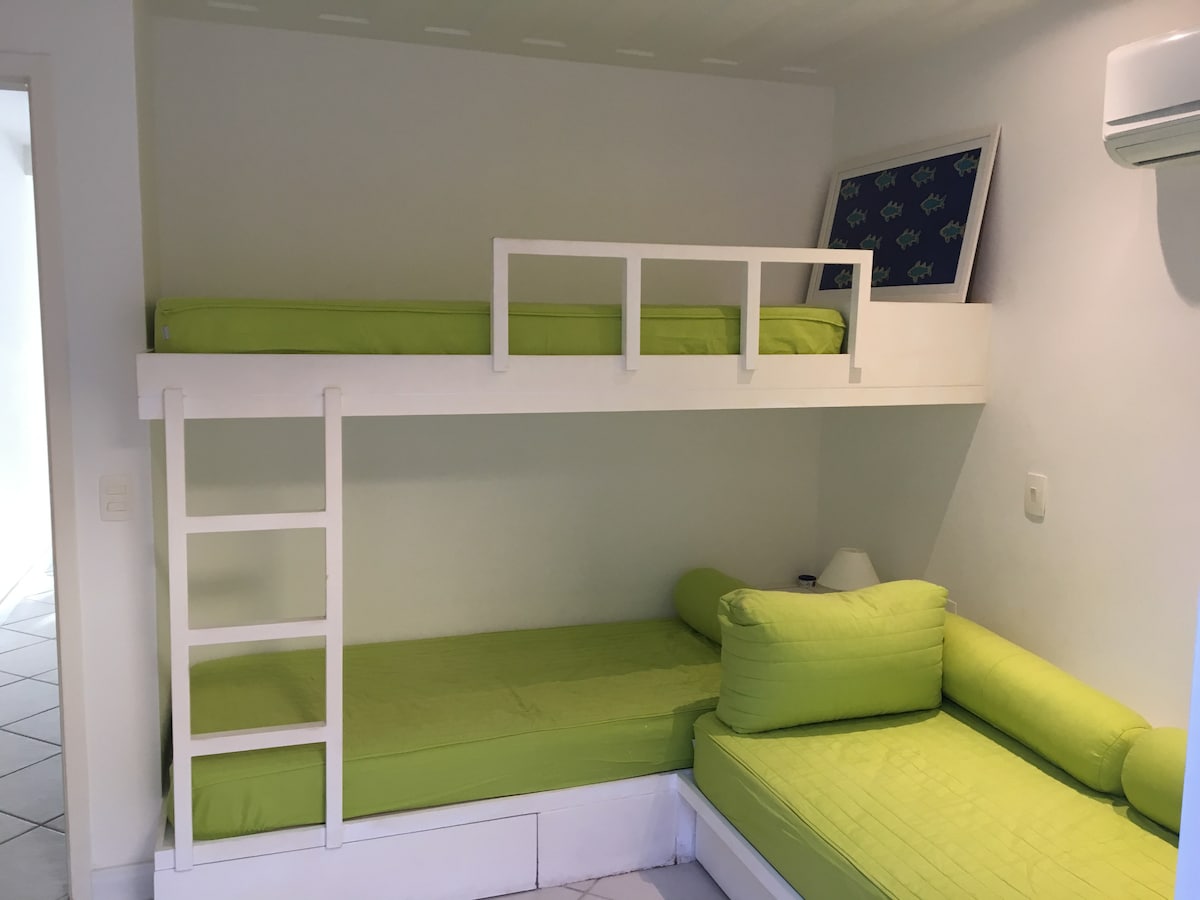 стая с 4 единични легла и разделен климатик