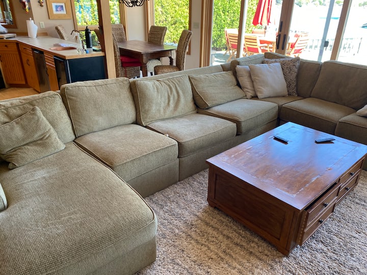 Dnevni boravak s kaučem za 8 osoba.