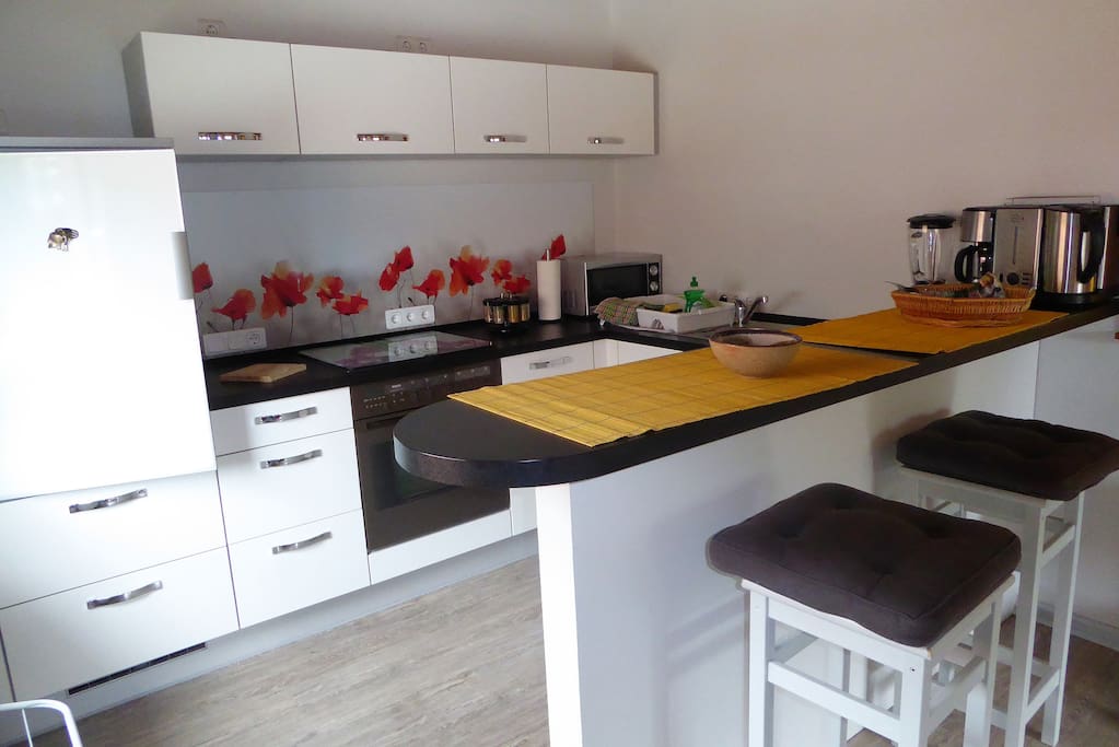 Moderne, große Einbauküche mit Tresen