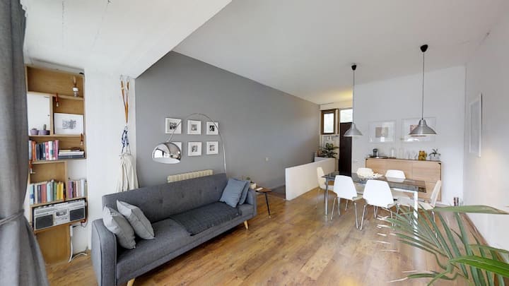 พื้นที่นั่งเล่นที่มีเปลญวนหนังสือเครื่องชงกาแฟเอสเปรสโซและโต๊ะรับประทานอาหารที่กว้างขวาง