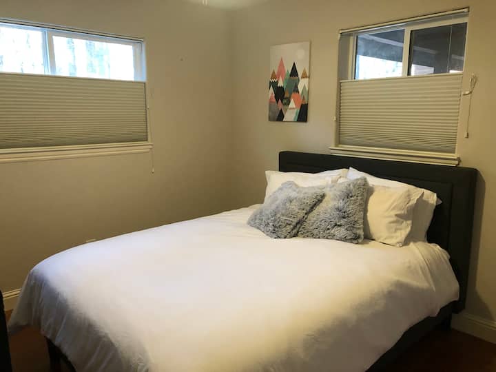 تقع الغرفة في الطابق السفلي وتحتوي على سرير بحجم كوين وسرير أطفال. 