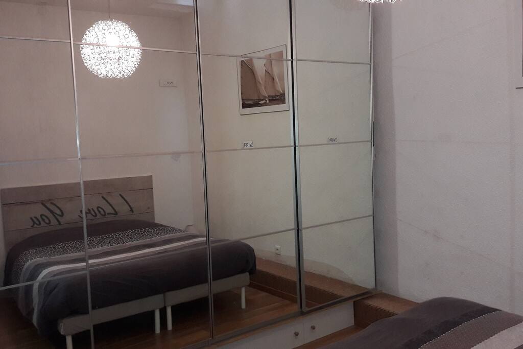 Chambre avec un lit de 1.60 m et dressing miroir