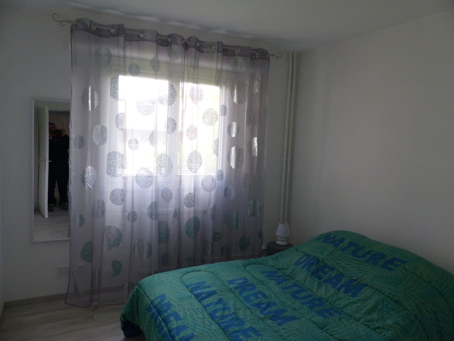 Chambre avec un lit double