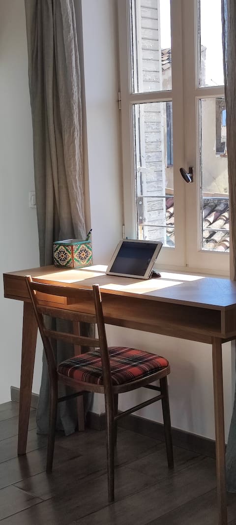 Annonce Airbnb populaire: Apartment in historic center / panoramic view à L'isle Sur La Sorgue