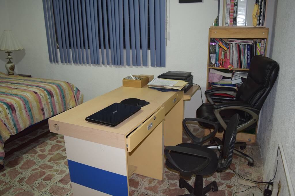 Hay área para trabajo dentro de la habitación.