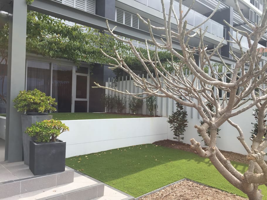 child friendly private outside area - looks out to the Brisbane River