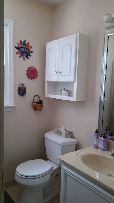 Bathroom w/shower