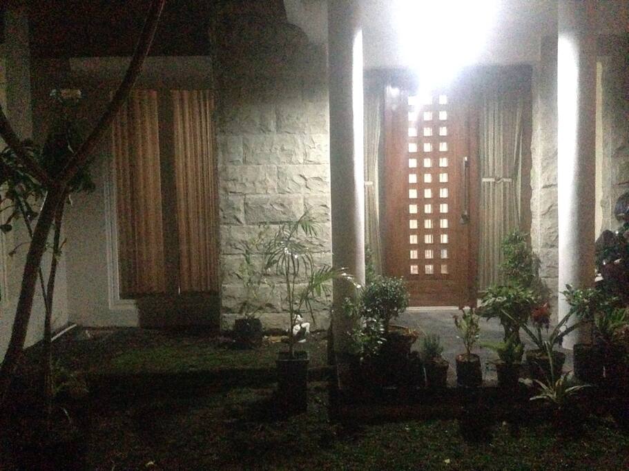 tampak depan pada malam hari