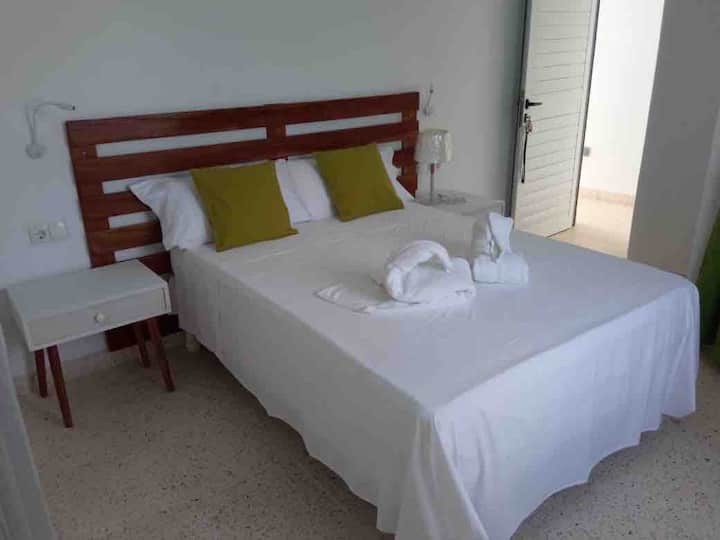 Slaapkamer met een tweepersoonsbed.