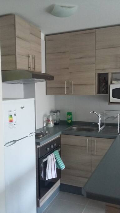 Cocina equipada con horno, microhondas, hervidor, tostador, juguera, paños, etc.