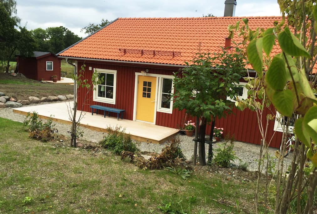 The house from south with the yellow entrancedoor.