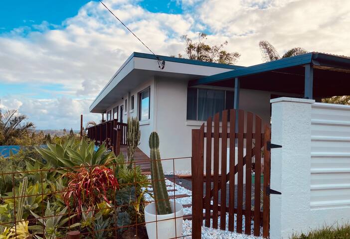 Treetop retreat- Great location-Beautiful views gallery image 3