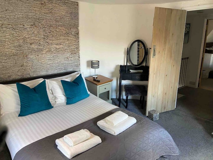 Dormitorio king con 2 ventanas
