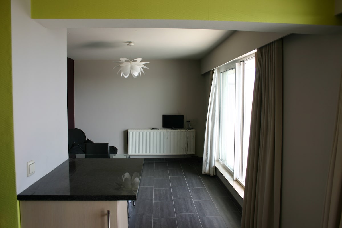 Vardagsrum från köket/vardagsrumsutsikt från köket