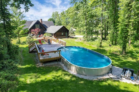 Enchanted log cabin with lake view & summer pool