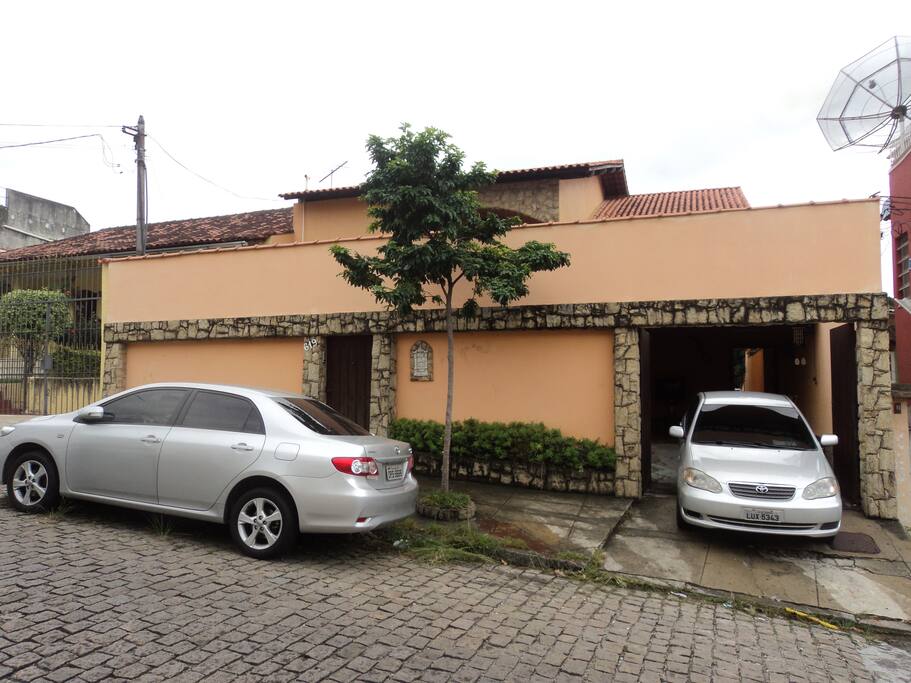 Frente da casa - rua tranquila