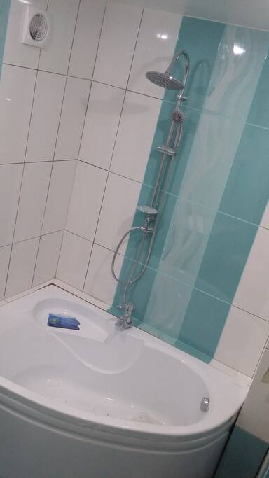 Bathroom with cold and hot water. There is a rain shower.