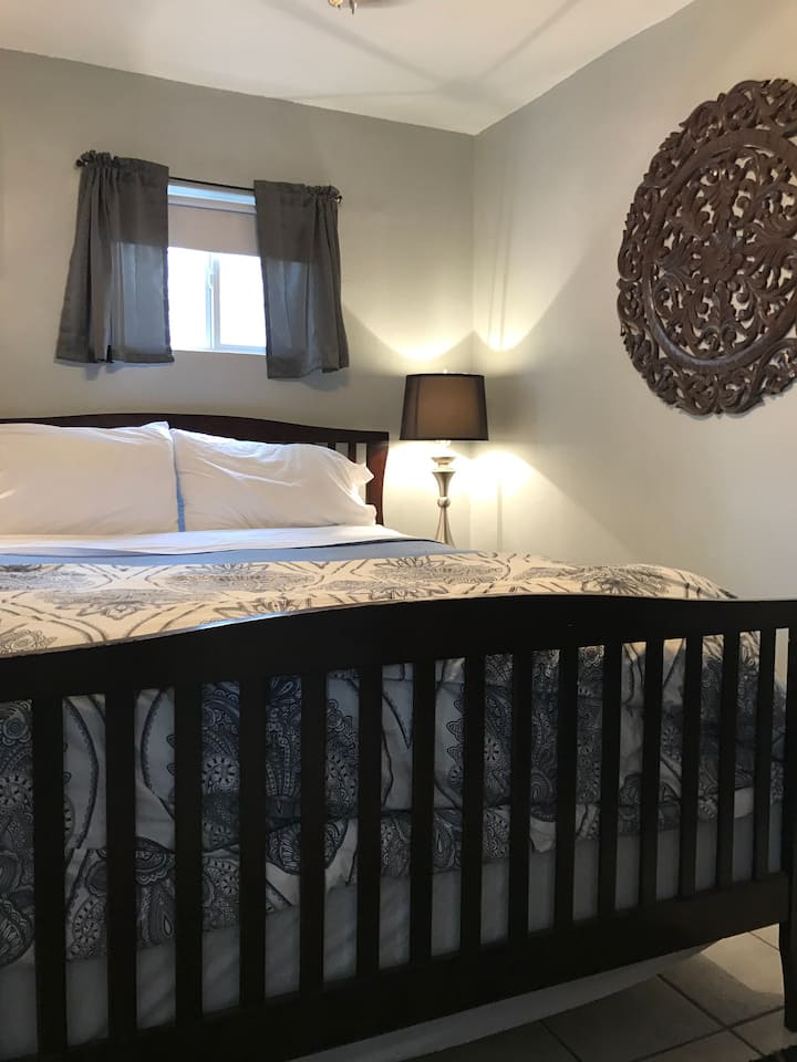 Spálňa 1 vankúš Queen vrchný matrac Prešívaná prikrývka
Plnorozmerné zrkadlo                                                                   nástenný televízor                                                                           písací stôl