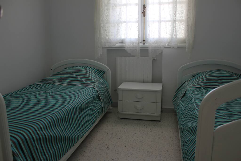 chambre avec deux lits séparés