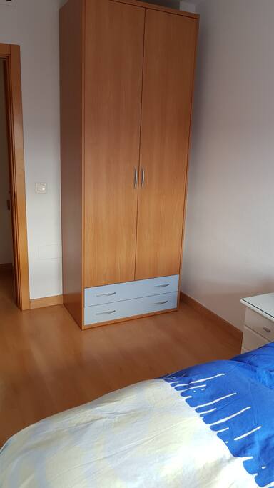 armario en dormitorio