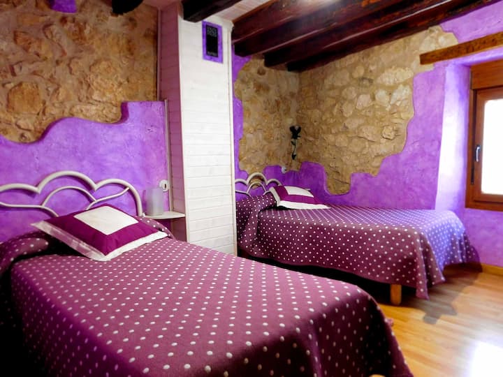 Chumba cha watu wawili kilicho na taa za ngozi.