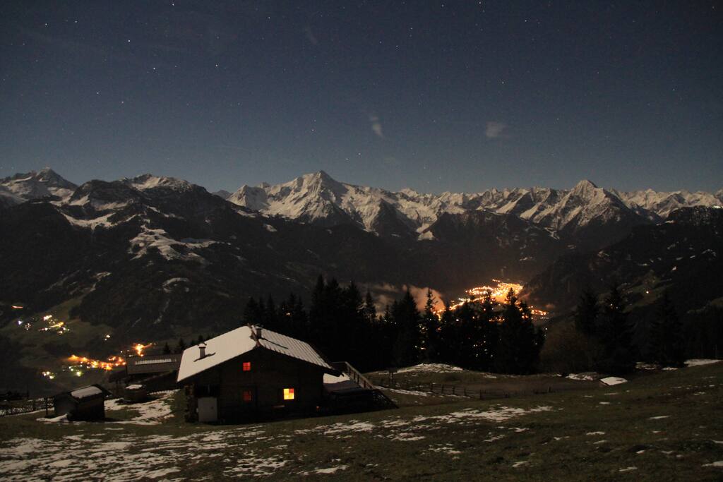 Steiner Alm mit Blick ins Zillertal bei Nacht