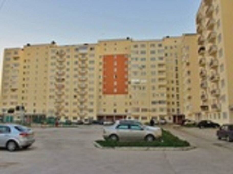 Большой двор много парковочных мест детская площадка