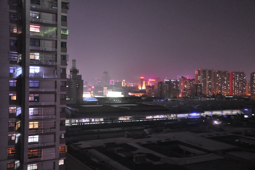 对面就是火车站!