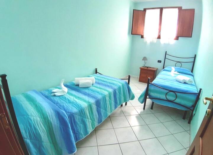 غرفة بسريرين فرديين 