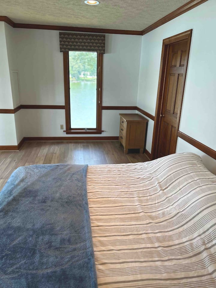 Primarni apartman na drugom katu s bračnim krevetom i balkonom.