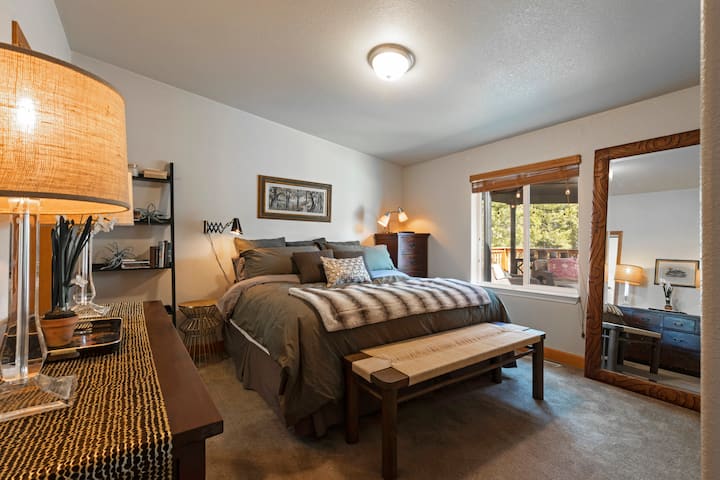 主卧室，带加大双人床