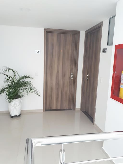 Aparta- Estudio amoblado para las necesidades básicas de nuestros huéspedes. La cocina cuenta con nevera mediana, cafetera, juego de cubiertos, vasos, ollas, sartenes. vajilla, licuadora, estufa.
El área social cuenta con dos sofa-camas uno doble y otro sencillo aire acondicionado.
Comedor de 4 puestos.
Lavadora.
Dormitorio con cama doble, aire acondicionado, TV.