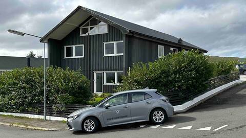 Ingi's Guesthouse #5. with a car