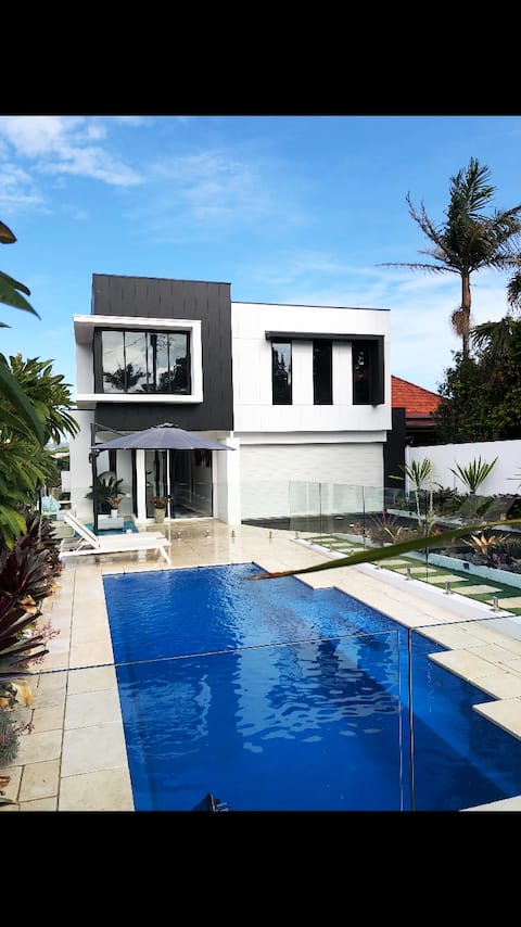 Top Airbnb: Private Designer Oasis - Pool close City Stadium in Newcastle
