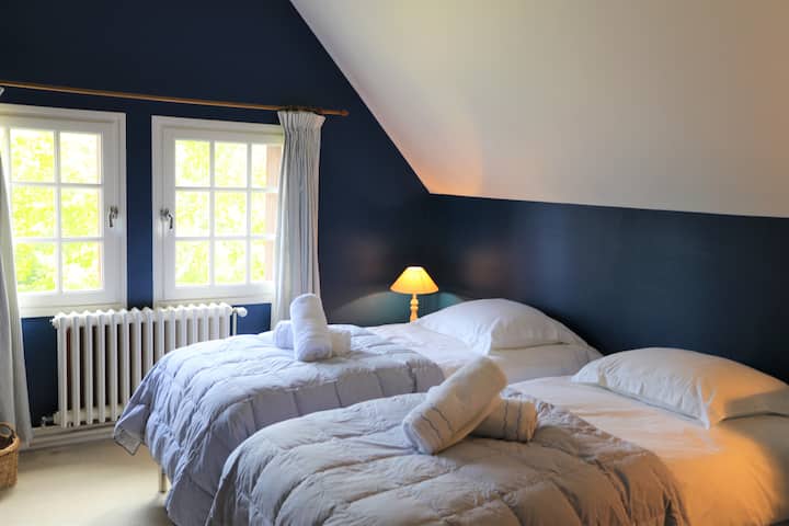 Bedroom 3, garden view