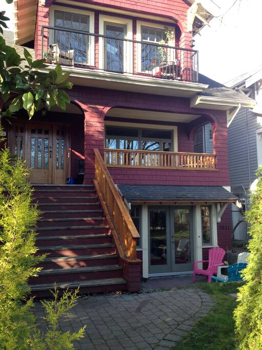 Beautiful garden suite in heritage home