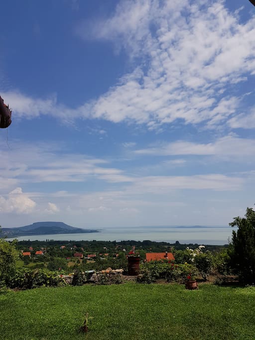 Kilátás az udvarról