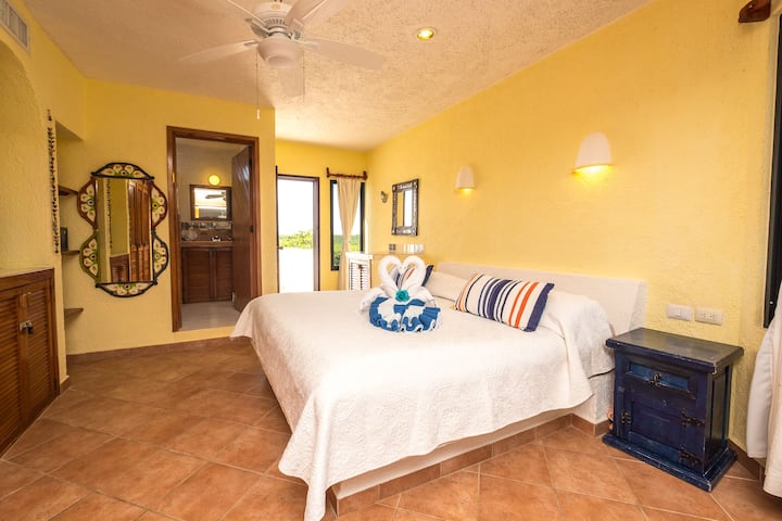 Главна спалня с голямо двойно легло и самостоятелна баня