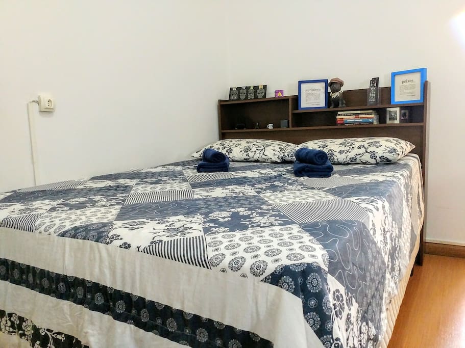 Quarto: cama de casal./Bedroom: double bed.