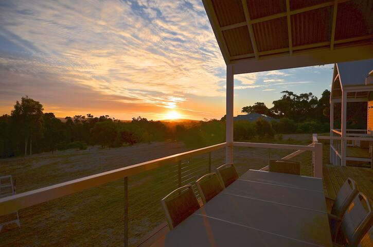 Stunning coastal luxury retreat. gallery image 2