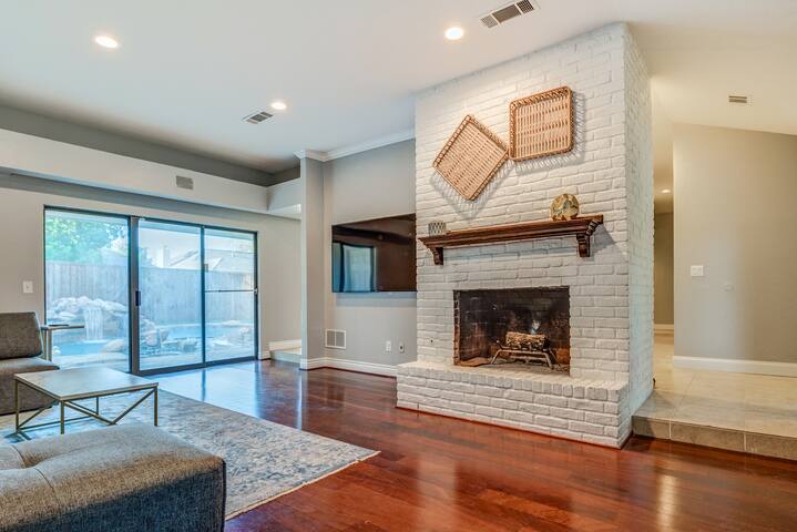 Backyard Heated Pool, Hot Tub and Waterfall gallery image 5