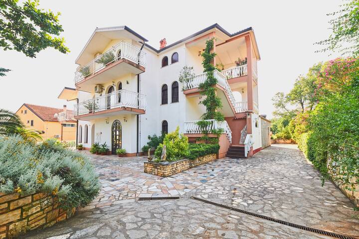 Comfortable Mediterranean family apartment