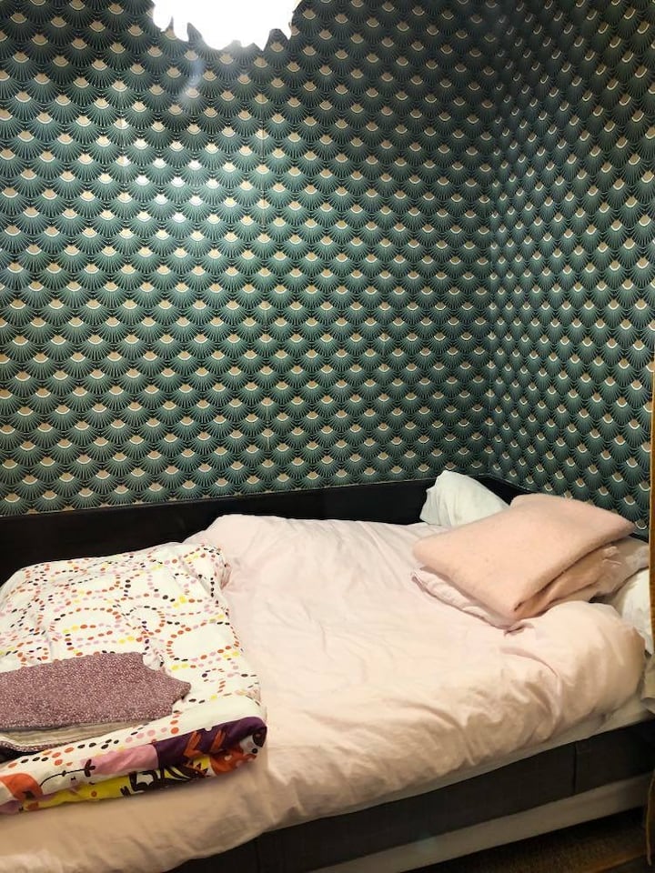 Chumba cha kulala cha pili, pia chenye kitanda cha watu wawili.