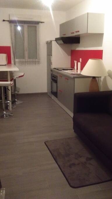 cuisine équipée avec canapé lit convertible 2 pax