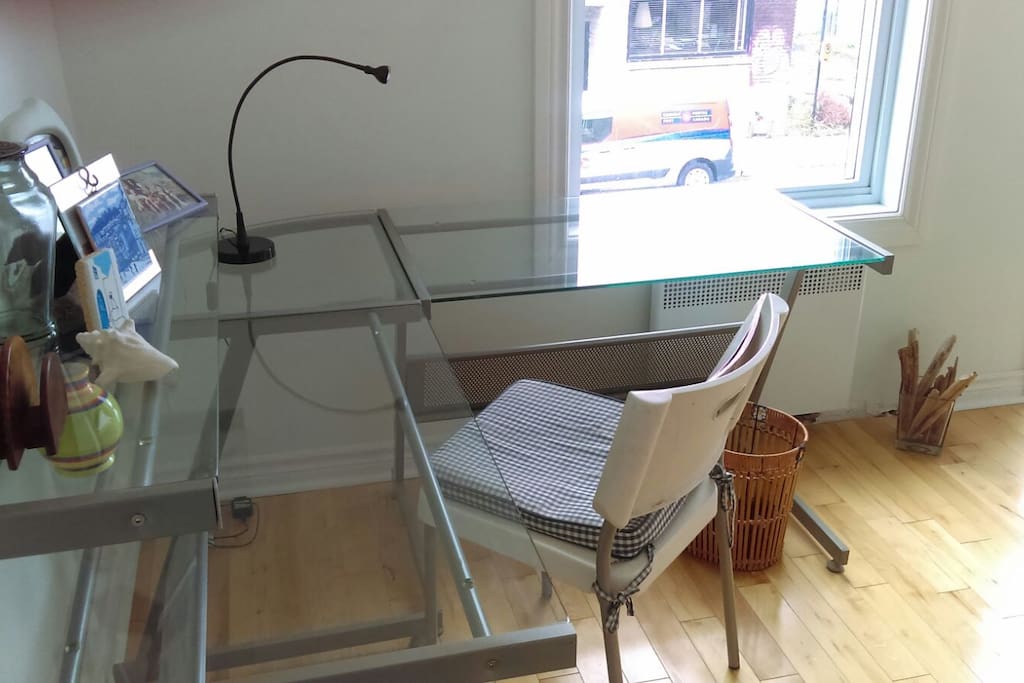 Petit bureau juste à côté de votre chambre à votre disposition! Il offre une vue sur la rue avec deux grandes fenêtres.